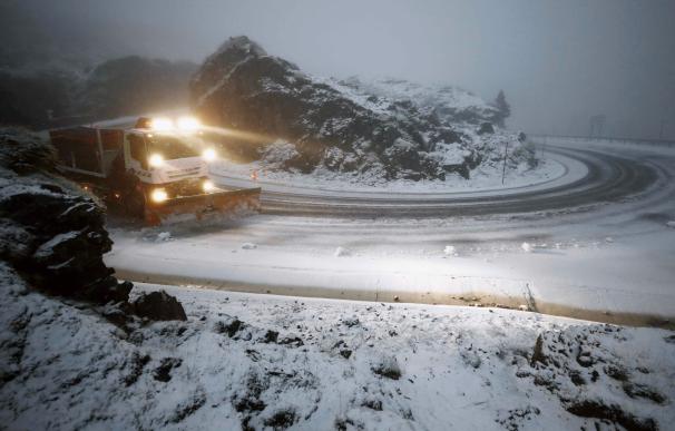 Un camión quitanieves despeja la NA-137 en el puerto de Belagoa, donde las carreteras se han visto cubiertas de nieve en el primer temporal de invierno. EFE/Jesús Diges
