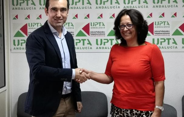 La secretaria general de Unión de Profesionales y Trabajadores Autónomos (UPTA) en Andalucía, Inés Mazuela, y el representante de Expertalia Asesores Ignacio Córcoles firman un acuerdo de colaboración