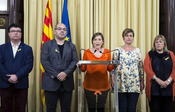 La expresidenta del Parlament de Catalunya, Carme Forcadell , acompañada de los miembros de la Mesa, Joan Josep Nuet (i) Lluis Guinó (2i) Anna Simó (2d) y Ramona Barrufet (d)./ EFE)