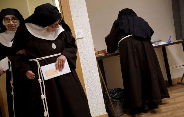 Unas monjas del convento de las clarisas ejercen su derecho al voto en las mesa electorales instaladas en el ayuntamiento de Salamanca