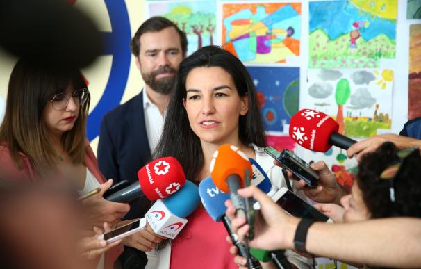 La candidata de Vox a la Comunidad, Rocío Monasterio, hace declaraciones a los medios de comunicación tras ejercer su derecho al voto en el Colegio San Agustín de Madrid. /EFE/Rodrigo Jiménez
