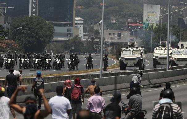 Militares y manifestantes en Colombia