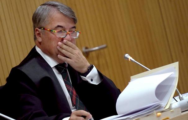 El abogado de los cuatro miembros de La Manada, Agustín Martínez Becerra (d) durante el juicio por los hechos acaecidos en Pozoblanco que se celebra en la ciudad de la Justicia de Córdoba a 18 de noviembre del 2019