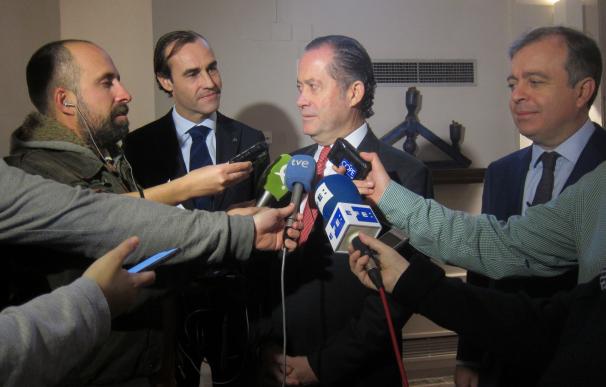 El presidente de Abanca, Juan Carlos Escotet, atiende a los medios de comunicación.
