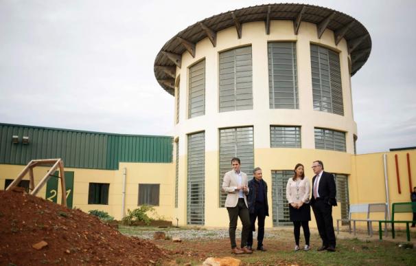 El presidente de Melilla, Eduardo de Castro, visita el centro de acogida de MENA en construcción