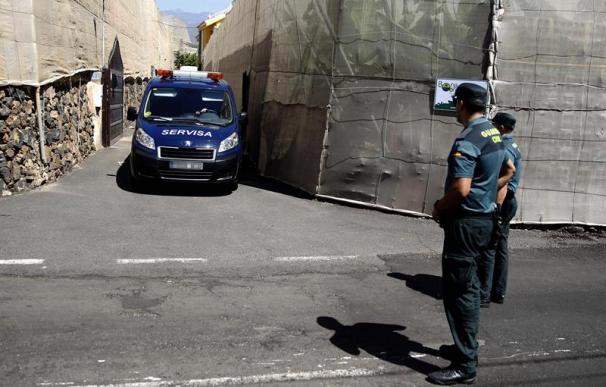 La Guardia Civil investiga la muerte violenta de un matromonio y el padre de la mujer en Guaza, municipio de Arona en el sur de Tenerife, cuyos cadáveres han sido hallados esta mañana, han informado a Efe fuentes de la investigación. Los cuerpos correspon