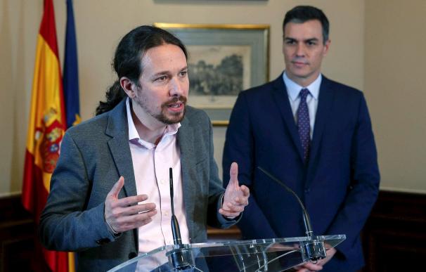 Pablo Iglesias, junto a Pedro Sánchez tras firmar el pacto de coalición