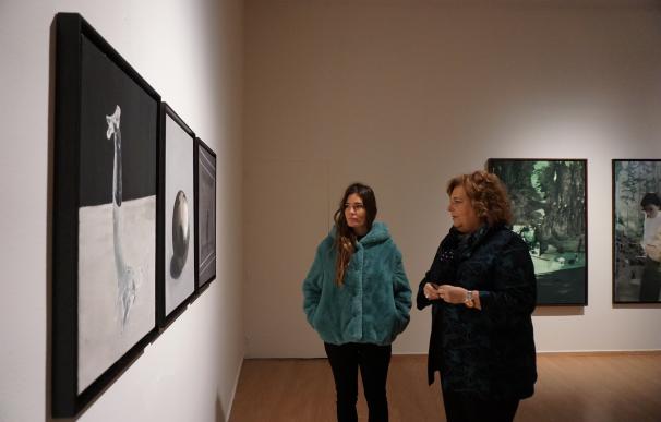 Imagen de la visita a la exposición de la diputada provincial de Cultura, Fátima Gómez, y la artista Julia Santa-Olalla