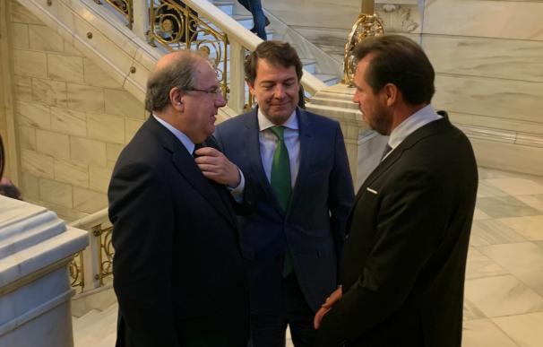 Juan Vicente Herrera (dcha) conversa con Alfonso Fernández Mañueco y Óscar Puente.