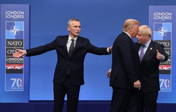El primer ministro británico, Boris Johnson (decha), el presidente estadounidense, Donald Trump (c), y el secretario general de la OTAN, Jens Stoltenberg (c). /EFE