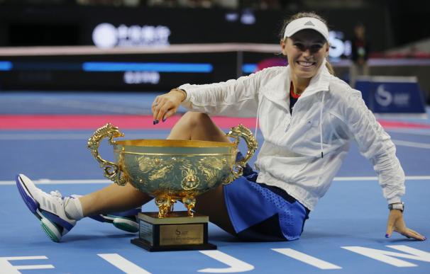 Caroline Wozniacki posa con su trofeo después de ganar la final contra Anastasija Sevastova en Beijing, China, el 7 de octubre de 2018. ( EFE / EPA / WU HONG)