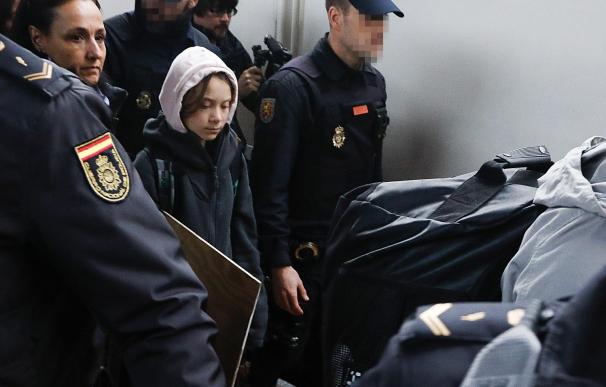 Greta Thunberg custodiada por policías en la estación de Chamartín
