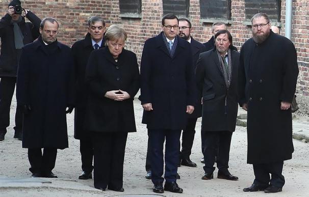Merkel visita por primera vez el antiguo campo de concentración de Auschwitz