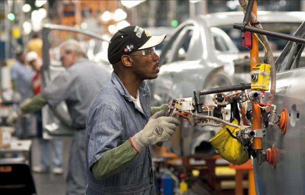 Un empleado de un fabricante de vehículos manipula una máquina en una planta de EEUU./ EFE