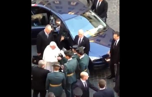 Vídeo: el Papa se pone el tricornio de la Guardia Civil en Plaza de España (Roma)