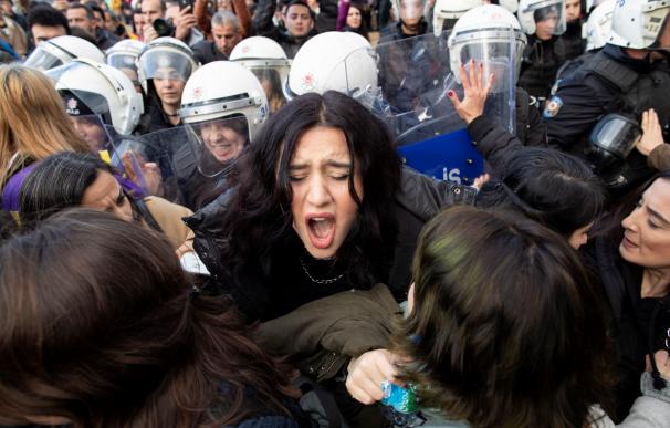 Acusan de ofensas a feministas turcas por cantar "Un violador en tu camino"