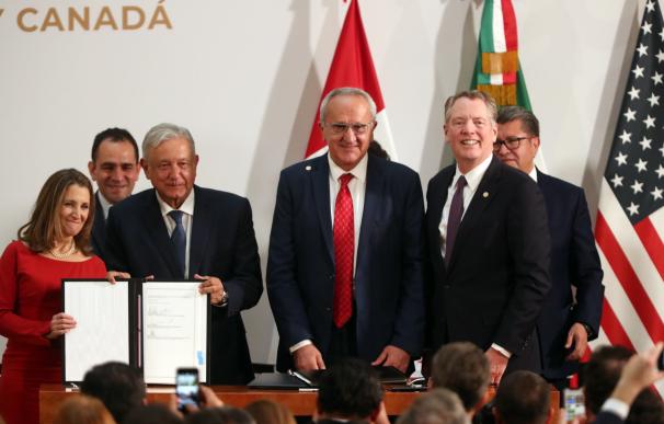 Chrystia Freeland, Manuel López Obrador, José Antonio Seade Kuri y Robert Lighthizer posan durante la firma de la nueva versión del acuerdo.