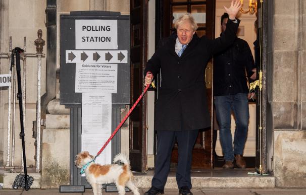 Boris Johnson sale del colegio electoral tras votar. EFE/EPA/FACUNDO ARRIZABALAGA