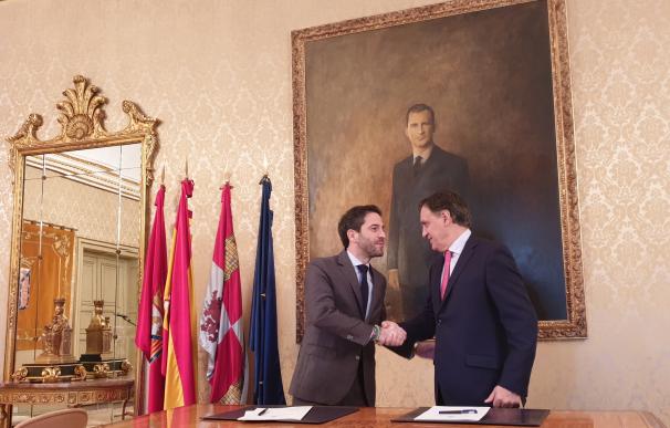 César Pontvianne (i) y Carlos García Carbayo (d) firman el acuerdo entre el Ayuntamiento de Salamanca e Iberaval