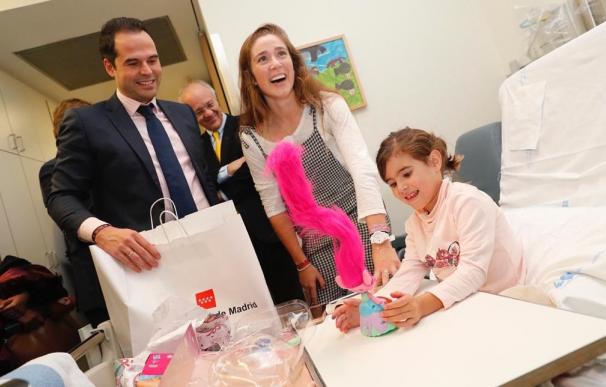 El vicepresidente de la Comunidad de Madrid, Ignacio Aguado, y la jugadora de pádel Martita Ortega en la primera entrega de 'Regala Sonrisas'.
