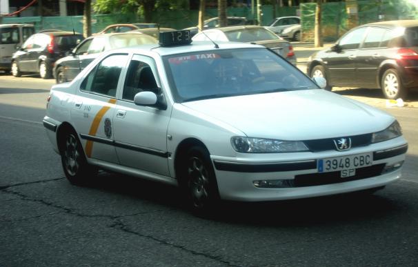 Un Taxi Por Las Calles De Sevilla