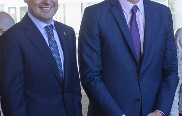 El presidente de la Junta de Andalucía, Juanma Moreno (i) y el presidente del Gobierno, Pedro Sánchez (d).
