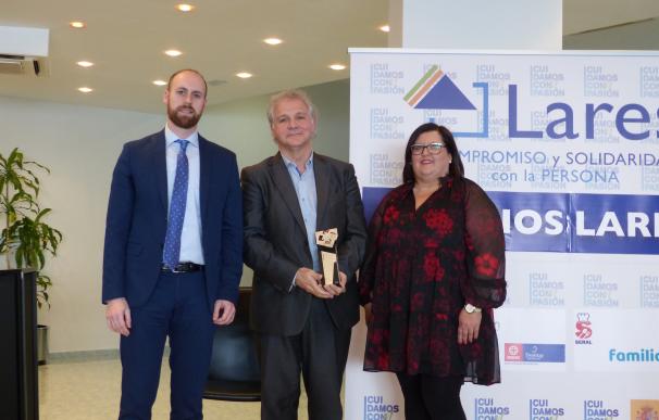 Josep París, director de desarrollo corporativo de Mémora (centro) y Julia Rico, presidenta de Lares Comunidad Valenciana (derecha) en los XI Premios Lares, uno de los cuales ha recaído en Fundación Mémora, en Alicante el 13 de diciembre de 2019