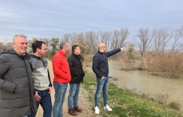 El presidente del Partido Popular de Zaragoza, Javier Campoy, visita la zona afectada por crecida en la ribera del Ebro.