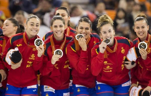 La selección española femenina de balonmano, las Guerreras, posa con su medalla de plata
