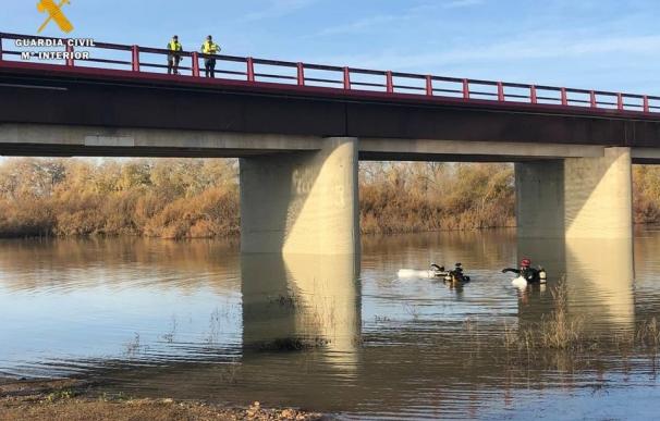 Labores de rescate de un vehículo que se ha precipitado al río Ebro, realizadas por la Guardia Civil.