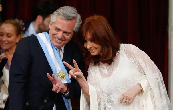 El nuevo presidente de Argentina, Alberto Fernández (i), y la nueva vicepresidenta, Cristina Fernández, durante la ceremonia de asunción en Buenos Aires. /EFE