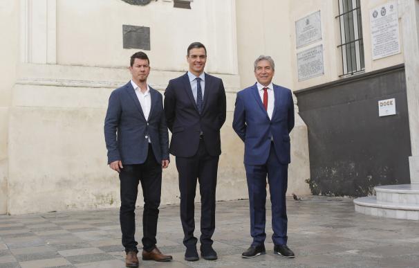 El presidente del Gobierno, Pedro Sánchez (c), junto al Delegado de Gobierno en Andalucía, Lucrecio Fernández (d), en una foto de archivo.