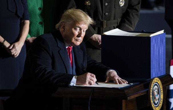 Trump aprueba las cuentas que evitan el cierre del Gobierno pese al impeachment