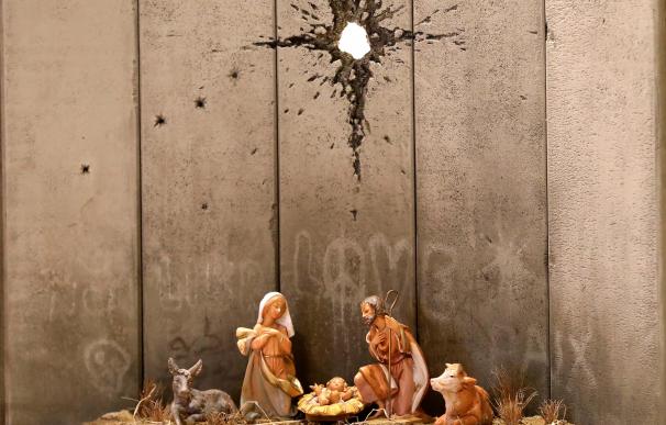 Banksy instala en Belén un provocador pesebre con muro y agujero de proyectil