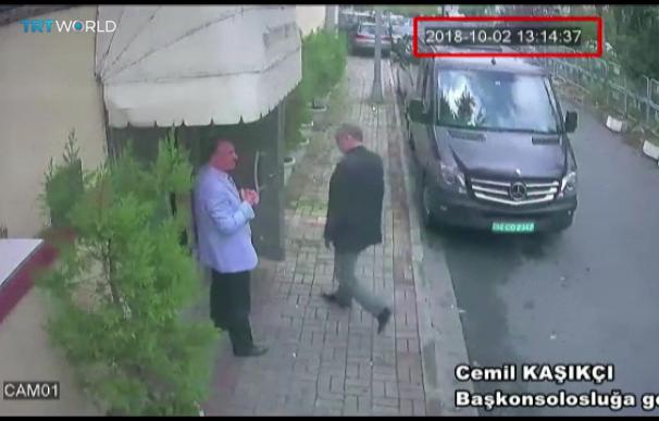 Fotografía de un vídeo de un circuito cerrado de televisión que muestra al periodista desaparecido Jamal Khashoggi (d) en el exterior del consulado saudí en Estambul (EFE/ Sabah)