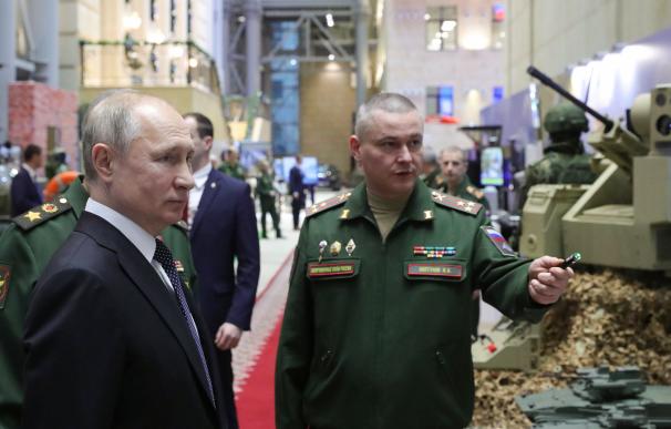 El presidente ruso Vladimir Putin recorre una exposición militar. /EFE