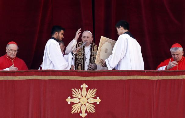 Francisco imparte la bendición 'Urbi et Orbi' desde el balcón central de la Basílica de San Pedro, en el Vaticano. /EFE