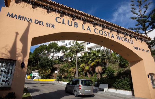 Vista de la entrada de la urbanización Club La Costa de Mijas (Málaga). /EFE