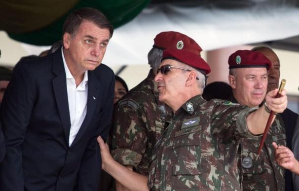 El presidente de Brasil, Jair Bolsonaro conversa con el General Luiz Ramos Baptista Pereira. / EFE