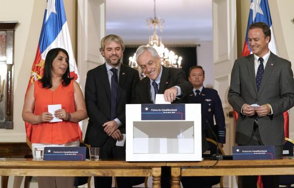 El presidente Sebastián Piñera tras aprobar la convocatoria. /EFE