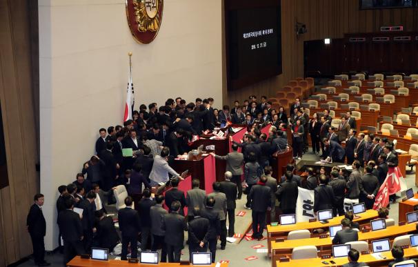 Enfrentamiento en la Asamblea Nacional surcoreana por la reforma de la ley electoral. /EFE/Yonhap