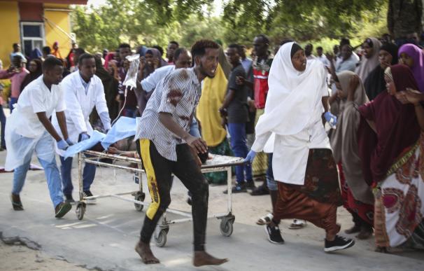 Al menos 25 muertos y 40 heridos al explotar un coche bomba en Somalia