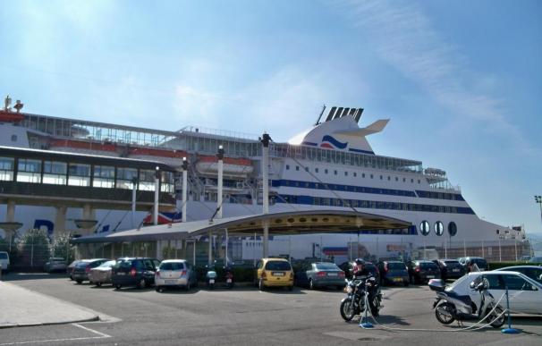 El Ferry desembarca sin problemas en el Puerto de Santander, donde se están cumpliendo los servicios mínimos