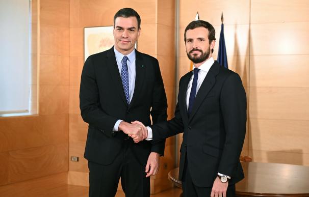 Pedro Sánchez y Pablo Casado ante los medios. / EFE