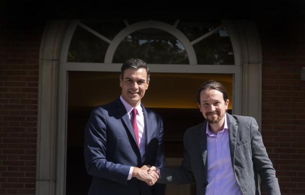 El presidente del Gobierno en funciones, Pedro Sánchez, saluda al secretario general de Podemos, Pablo Iglesias, a su llegada a La Moncloa. /Pool Moncloa/Borja Puig de la Bellacasa
