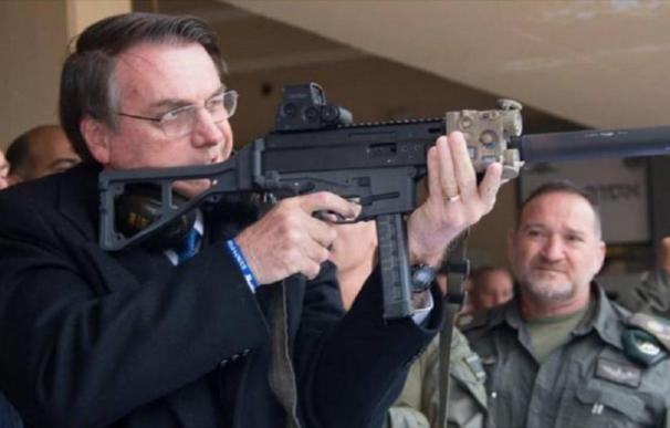 El presidente de Brasil, Jair Bolsonaro,apunta con un fusil. /Hispan Tv