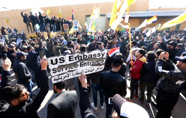 Miembros del grupo armando chíita Fuerzas de Movilización Popular durante los ataques a la embajada estadounidense en Bagdad, Irak, este martes 31 de diciembre. EFE/ Ahmed Jalil