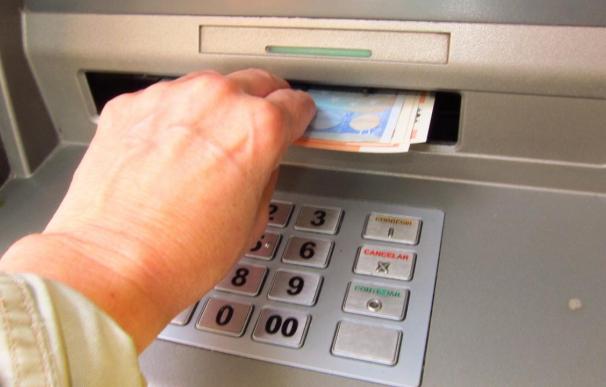 Ontinyent cobrará en los bancos una tasa por los cajeros automáticos en la vía pública