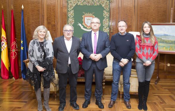Reunión del alcalde Enrique Maya con representantes de Osasuna.