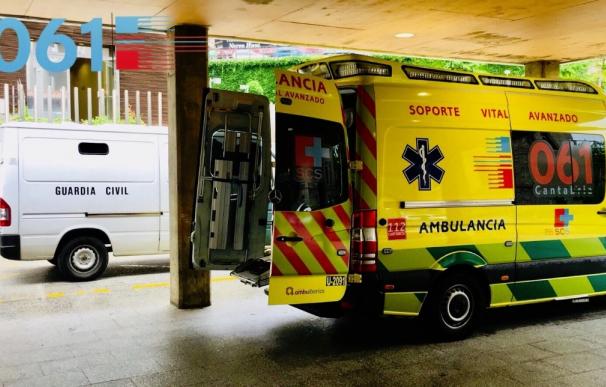 Ambulancia en la puerta de Urgencias en Valdecilla
